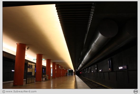 Oversiktsbilde over Nydalen T-banestasjon, sett fra Spor 1. I sør-østgående retning. Foto: SN.