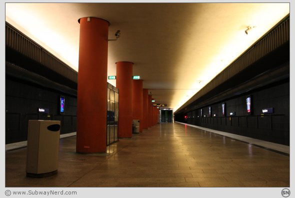 Ved midtdelen på Nydalen T-banestasjon. Sett fra Spor 1 mot Spor 2. I billedretning mot Tunnel of Light og Storo. Foto: SN.