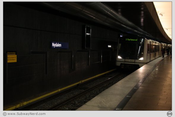 Linje 3 til Mortensrud ankommer på Spor 2. Foto: SN.