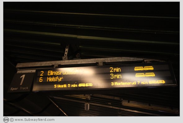 Sanntidstavlen på Spor 1. Foto: SN.
