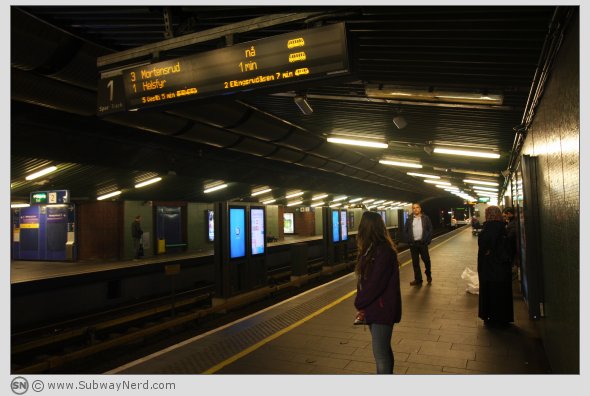 Ved midtpartiet på Tøyen T-banestasjon. Spor 1. I billedretning mot Ensjø/Carl Berners Plass. Foto: SN.