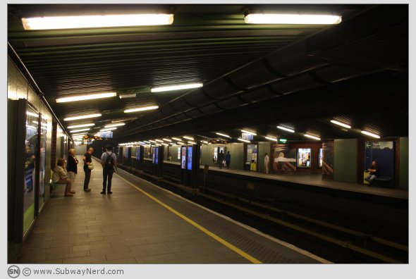 Mot midtstykket på Tøyen T-banestasjon. Spor 2. Det trengs lysere farger og mer spredt belysning. Foto: SN.