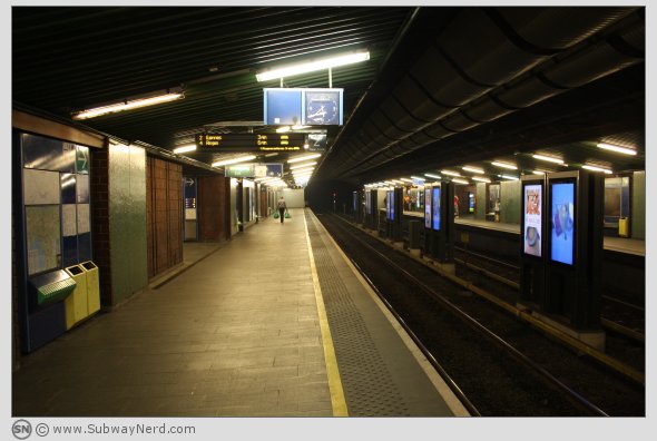 Midtpunktet på Tøyen T-banestasjon. Spor 2. I billedretning mot Ensjø/Carl Berners Plass. Foto: SN.