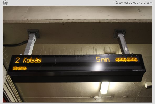 Sanntidstavlen på Spor 2. Foto: SN.