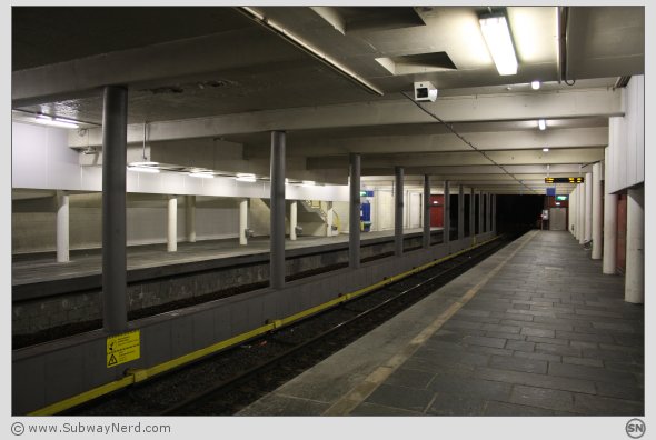 Litt mer av Trosterud T-banestasjon sett fra Spor 2. Mot Spor 1 og vestover. Foto: SN.