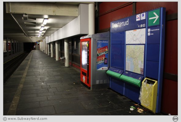 Skilting og Selecta-automat på Spor 2 er vel og bra. Søppel som flyter over er ikke like bra. Foto: SN.