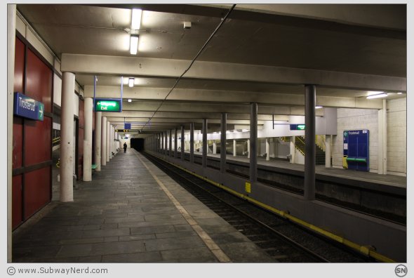 Trosterud T-banestasjon sett fra sørenden av Spor 2. I bilderetning mot Lindeberg. Foto: SN.