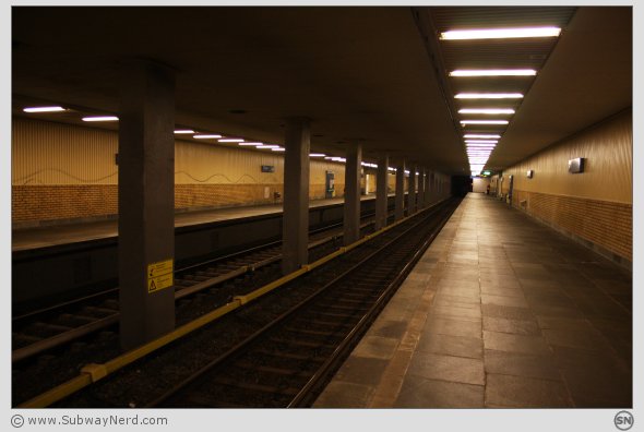 Tveita T-banestasjon sett fra nordenden av Spor 2. I billedretning mot Hellerud. Foto: SN.