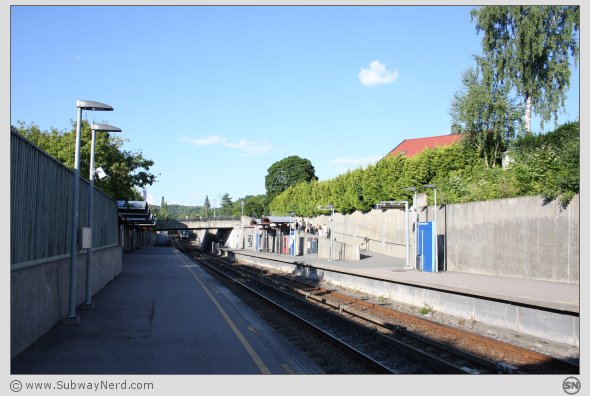 Sidebilde av Ullevål Stadion T-banestasjon fra Spor 1. I bilderetning mot Berg/Nydalen. Foto: SN.