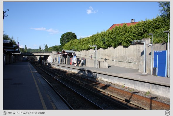 Ved midtdelen av Ullevål Stadion T-banestasjon. Spor 1. I nordgående billedretning. Foto: SN.