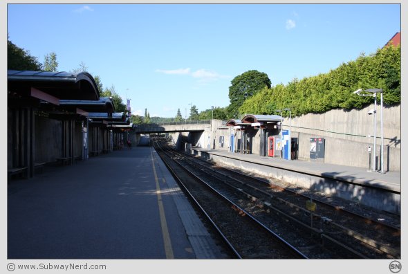 Ved midtpunktet på Spor 1. Her kan også mye av Spor 2 sees. I bilderetning mot forgreningen til Berg og Nydalen. Foto: SN.