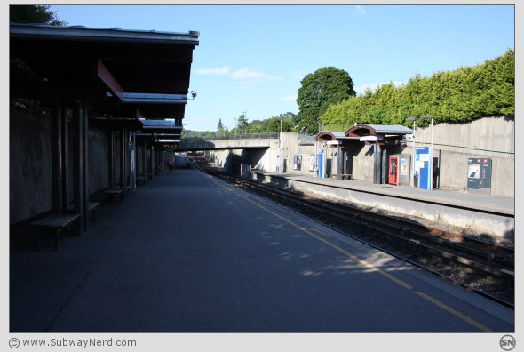 Litt mer av stasjonsmiljøet. Sett fra Spor 1 mot 2 i nordlig retning. Foto: SN.