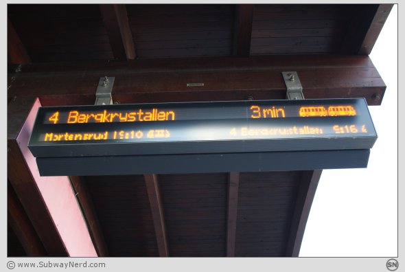 Sanntidstavlen på Spor 1. Foto: SN.