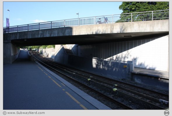 Broen over T-banestasjonen og det lille innendørsstykket på Spor 1. I nordgående retning. Foto: SN.