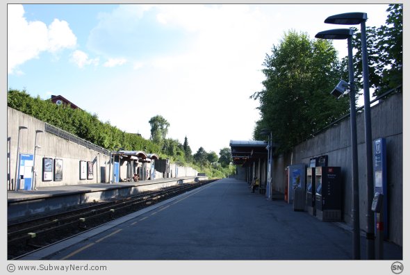 Oversiktsbilde over Ullevål Stadion T-banestasjon. På Spor 1 i billedretning sør-østover. Foto: SN.