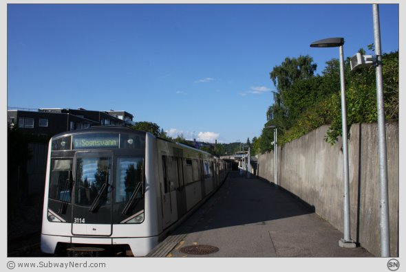 T-banen har ankommet Spor 2 på Ullevål Stadion T-banestasjon. Sett fra sør-øst mot nord. Foto: SN.