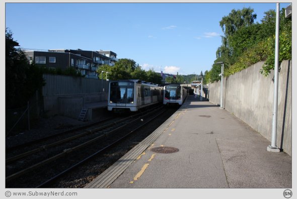 T-baner møtes. På denne stasjonen er det mye trafikk fra morgen til kveld. Foto: SN.
