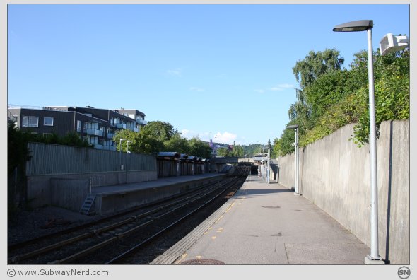 Ullevål Stadion T-banestasjon sett fra sør-østenden på Spor 2. I billedretning mot Berg/Nydalen. Foto: SN.