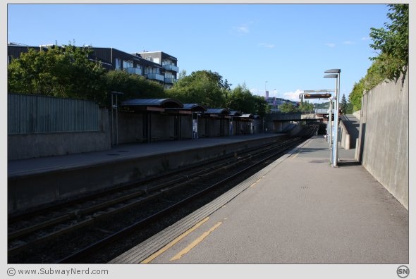 Litt mer av stasjonen ved midtpunktet på Spor 2. I billedretning nordover. Foto: SN.