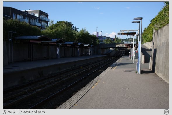 Hele stasjonen i sin helhet fra Spor 2. Tett og kompakt. Men samtidig stor nok. Foto: SN.