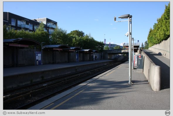 Fra siden av Spor 2 ved ett av to adkomstpunkter. I retning mot Berg/Nydalen. Foto: SN.
