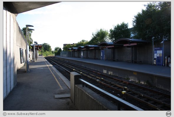 Ullevål Stadion T-banestasjon sett fra tunnelmunningen på Spor 2. I billedretning mot Forskningsparken. Foto: SN.