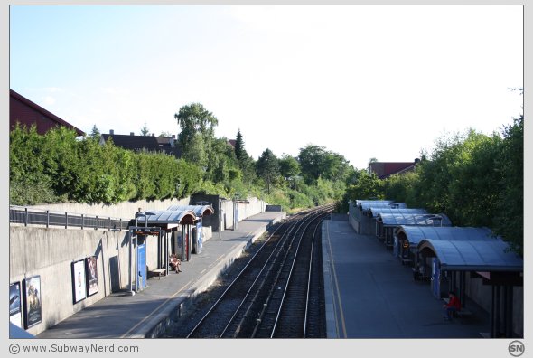 Fullt oversiktsbilde over Ullevål Stadion T-banestasjon. Foto: SN.