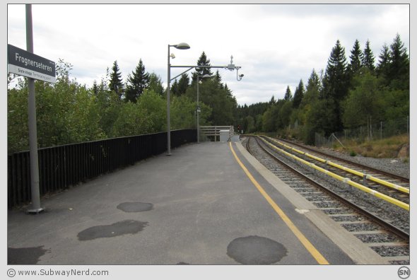 Frognerseteren T-banestasjon sett fra siste del av Spor 1. Mot Voksenkollen. Foto: SN.