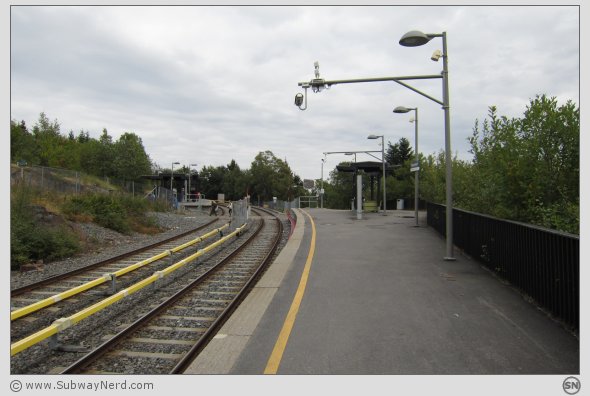 Frognerseteren T-banestasjon sett fra vestlig endedel. Spor 1. I bilderetning mot Tryvann. Foto: SN.