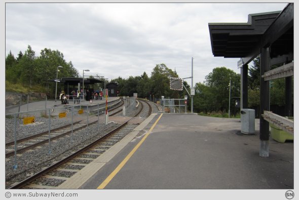 Ved midtdelen på Frognerseteren T-banestasjon. Spor 1. I bilderetning mot Spor 2 og nordover. Foto: SN.