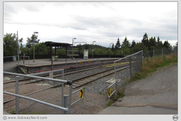 Planovergangen ved Frognerseteren T-banestasjon. Livsfarlig og noe som bør høre fortiden til. Foto: SN.