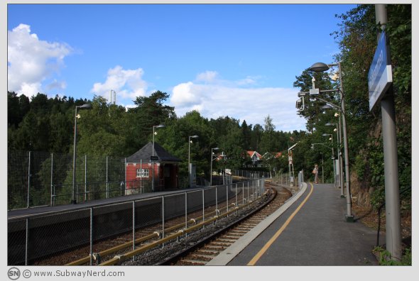 Litt mer av stasjonsmiljøet på Gråkammen T-banestasjon. Spor 1 og 2 sees tydelig. Foto: SN.