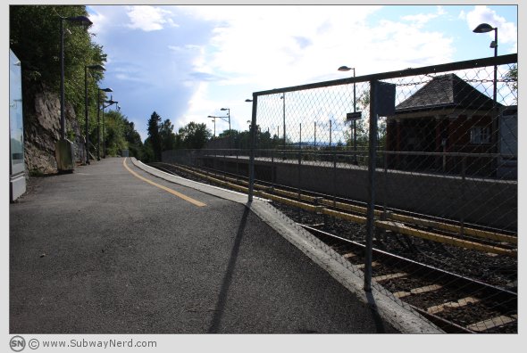 Gråkammen T-banestasjon sett fra nordenden av Spor 1. I bilderetning mot Slemdal. Foto: SN.