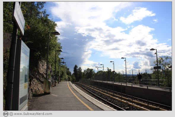 Gråkammen T-banestasjon sett fra Spor 1. I bilderetning østover. Foto: SN.