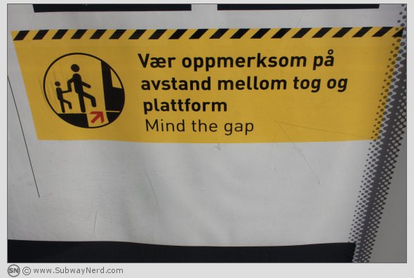 Som det er skrevet. Å ta T-banen her er risikosport. Hvor lenge skal Ruter og Sporveien la denne hasarden pågå? Foto: SN.