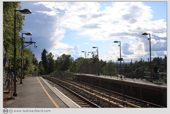 Gråkammen T-banestasjon sett fra midtdelen på Spor 1. I bilderetning mot Slemdal. Foto: SN.