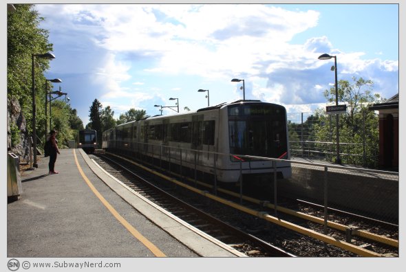 T-banene møtes. Folk ankommer og reiser. Trafikk på Gråkammen T-banestasjon. Foto: SN.
