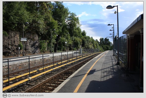Gråkammen T-banestasjon sett fra midtpunktet på Spor 2. I østgående retning. Foto: SN.