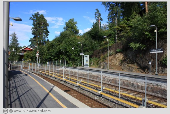 Oversiktsbilde over Gråkammen T-banestasjon. Sett fra Spor 2, i bilderetning mot Gulleråsen. Hele Spor 1 synes godt også. Foto: SN.