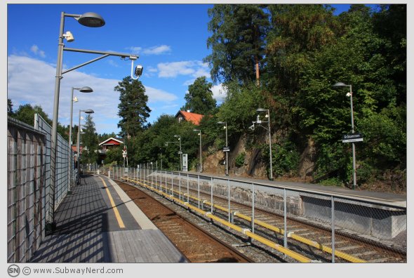 Hele Gråkammen T-banestasjon. Sett fra Spor 2. Legg merke til hvor små plattformene er, og hvor liten-smal stasjonen i det hele tatt er. Foto: SN.