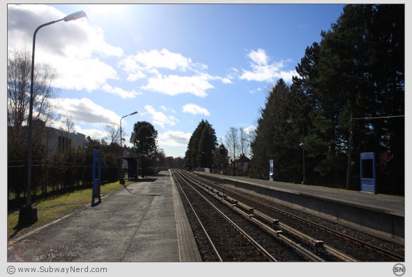Et oversiktsbilde over Godlia T-banestasjon. Sett fra den vestlige endedelen av Spor 2. Bilderetning mot Skøyenåsen. Foto: SN.