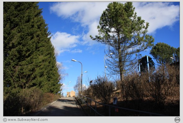 Da er man på vei mot Spor 1. Frodig og grønt. På vårparten. Foto: SN.