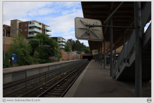 Mortensrud T-banestasjon sett fra den vestlige endedelen av Spor 2. I bilderetning mot Bjørndal. Foto: SN.
