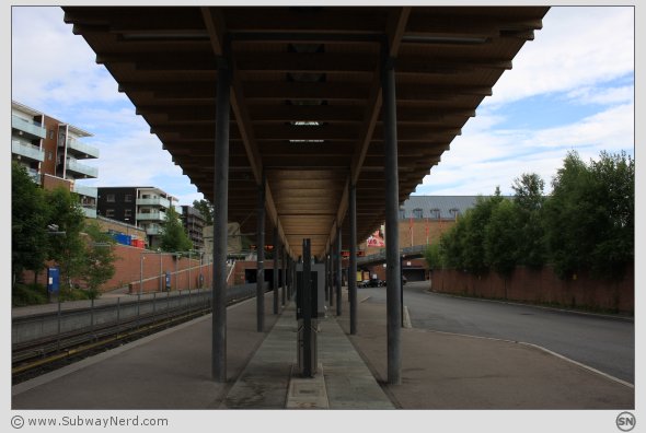 Mortensrud T-banestasjon. På Spor 2 ser det ut som en blanding av en halvøyplattform og vanlig plattform. Foto: SN.