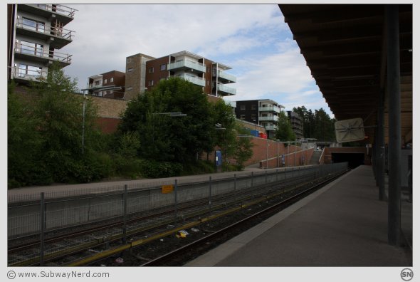 Litt mer av Spor 2 på Mortenstrud T-banestasjon. I bakgrunnen synes den voksende blokkbebyggelsen. Foto: SN.