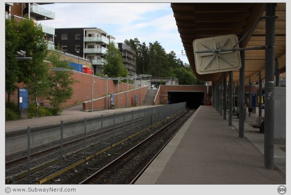 Midtpunktet på Spor 2 ved Mortensrud T-banestasjon. Spor 1 synes også tydelig. Foto: SN.