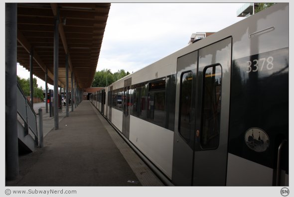 Atter et T-banetog har ankommet. Mortensrud T-banestasjon sett fra den sør-østlige endedelen. Foto: SN.