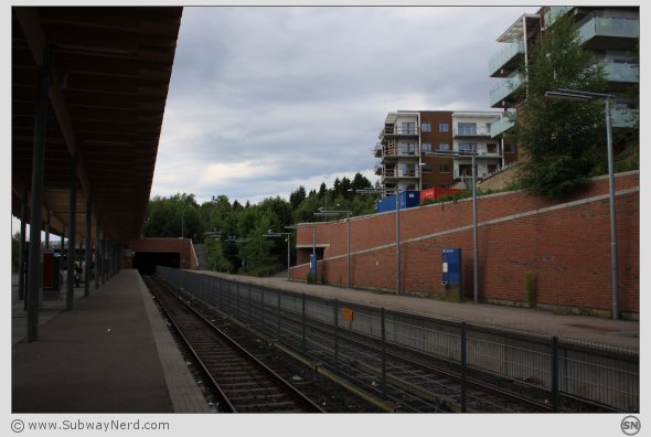 Mortensrud T-banestasjon sett fra midtdelen av Spor 2. I bilderetning mot Skullerud. Foto: SN.