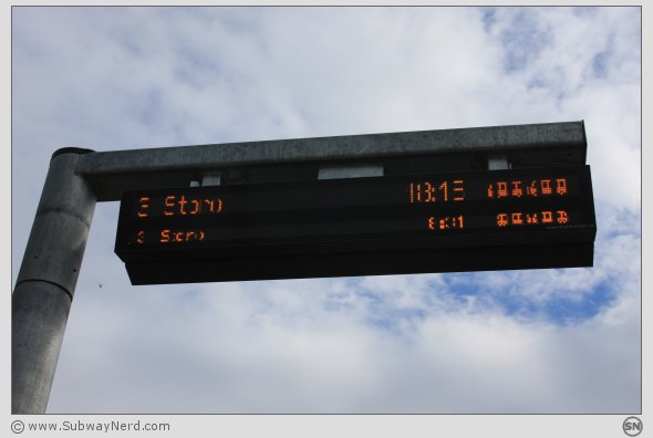 Sanntidstavlen på Mortensrud T-banestasjon. Spor 2. Foto: SN.