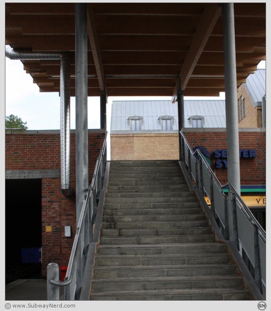 Opp trappen og på vei over til Spor 1. Foto: SN.